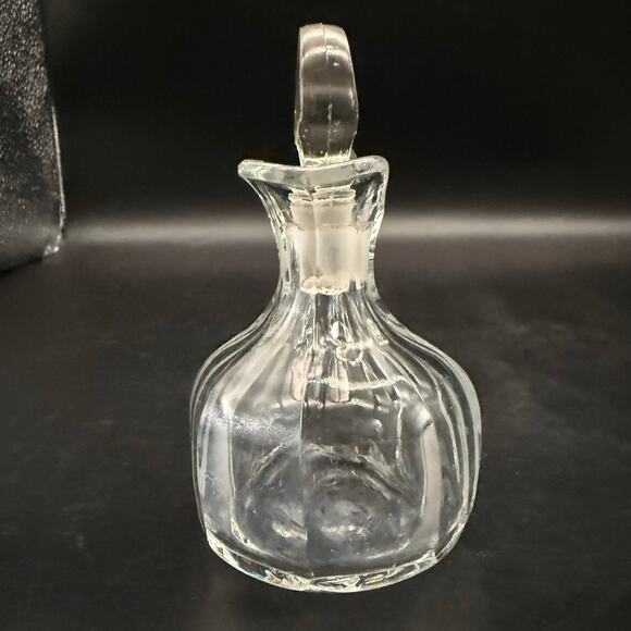 Vintage Heisey Glass Cruet with Matching Stopper - Picture 2 of 9